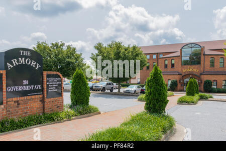 HICKORY, NC, USA-19 Aug. 2018: Vor 1910 als eine National Guard Armory für die 109 Calvary Division gebaut, jetzt ist es für den Einzelhandel und Büros verwendet. Stockfoto