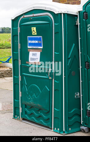 Babywechsel und behindertengerechte, mobile toilettenräume in Horton, Dorset, Großbritannien im August Stockfoto