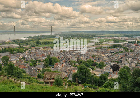 Küstenstadt Honfleur in der Region Calvados in der Normandie in Frankreich mit dem Fluss Seine Mündung in den Hintergrund Stockfoto