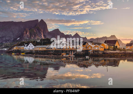 Orange rorbu Häuser bei Sonnenuntergang auf den Lofoten, Norwegen Stockfoto