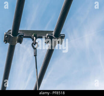 Stahl Seil einer Hängebrücke vor einem blauen und weißen Marmor Himmel. Stockfoto