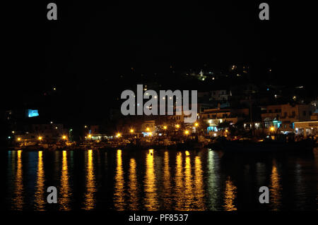 Aegiali Hafen bei Nacht Stockfoto