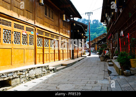 Handwerk, Imbroidery sowie Papier, Dorfleben, alte Häuser, Quingman Shiqiao Miao Miao Dorf, Dorf, Guizhou, VR China, Volksrepublik China, China Stockfoto