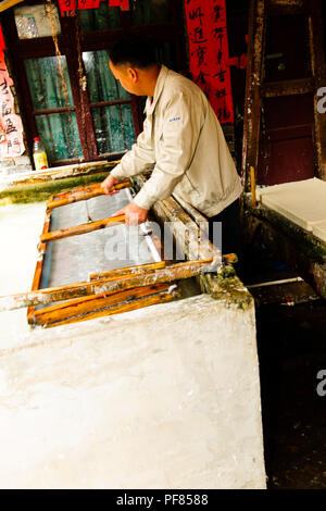 Handwerk, Imbroidery sowie Papier, Dorfleben, alte Häuser, Quingman Shiqiao Miao Miao Dorf, Dorf, Guizhou, VR China, Volksrepublik China, China Stockfoto