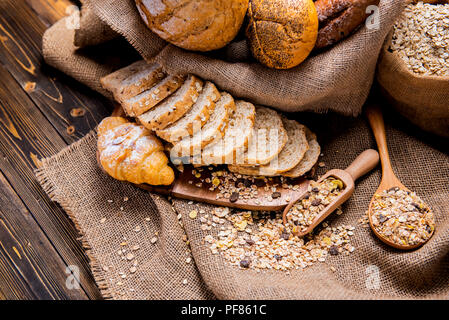 Noch immer leben Foto von Brot und Backwaren im Weidenkorb. Amerikanische und französische Toast zum Frühstück. Stockfoto
