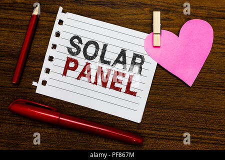 Wort schreiben Text Solar Panel. Business Konzept für die Sonnenstrahlen Quelle von Energie erzeugenden Notebook Stück Papier Marker clothespin h absorbieren Stockfoto