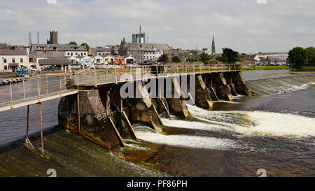 Der Damm und Lock System auf dem Fluss Shannon in Athlone Irland mit Wasser über den Damm. Stockfoto