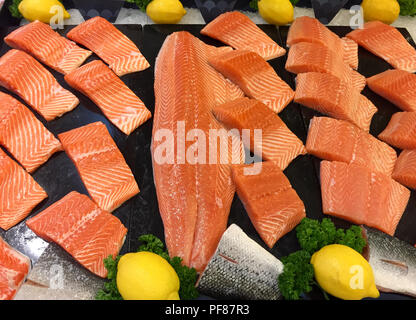 Frischen, rohen Lachs Fisch Filet auf Eis mit Zitrone in Frische Markt Stockfoto