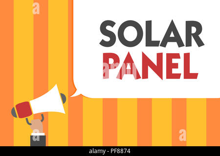 Wort schreiben Text Solar Panel. Business Konzept für die Sonnenstrahlen Quelle von Energie erzeugenden Mann mit Megaphon Lautsprecher Rede zu absorbieren Stockfoto