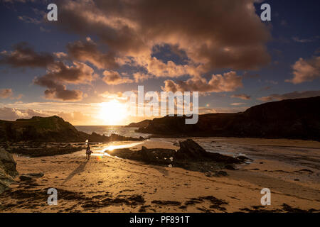 Porth Dafarch, Anglesey, Nordwales Küste bei Sonnenuntergang Stockfoto