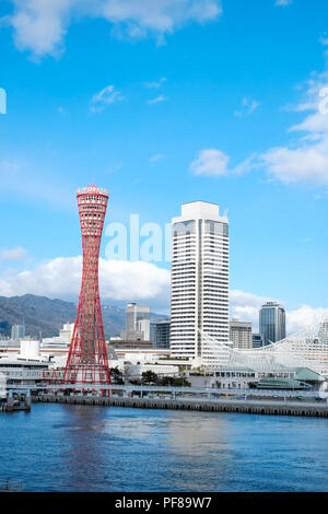 Kobe Port Tower, das Wahrzeichen unter dramatischen bewölkten Himmel und strahlendem Sonnenschein in Kobe, Japan Stockfoto