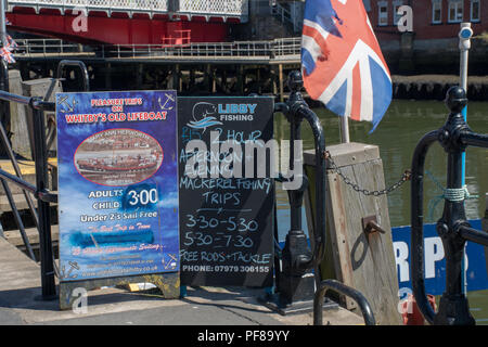 Whitby ENGLAND - 25 Juni 2018: Boards Werbung Angeltouren im Küstenort Whitby Yorkshire Stockfoto