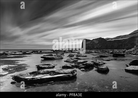 324 zweite Aufnahme Schuß an Deepgrove Wkye in der Nähe von sandsend auf der North Yorkshire Küste. Whitby in der Ferne. Stockfoto