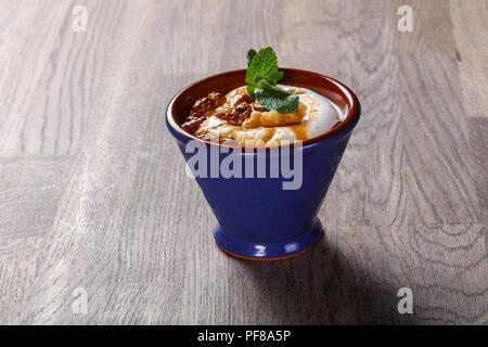 Eis mit Walnuss serviert mint Stockfoto