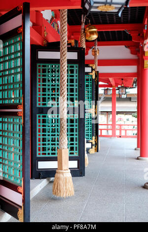 Seil, Tür-, Fenster-, rotes Dach und Glocken in traditionellen japanischen Tempel, Kyoto, Japan Stockfoto