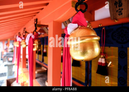 Goldene Glocken mit rotem Dach im traditionellen japanischen Tempel, Kyoto, Japan Stockfoto