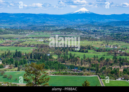 Panorama Aussicht auf den Mt mcloughlin und die Rogue River Valley aus der Tabelle Felsen Plateau im südlichen Oregon Stockfoto