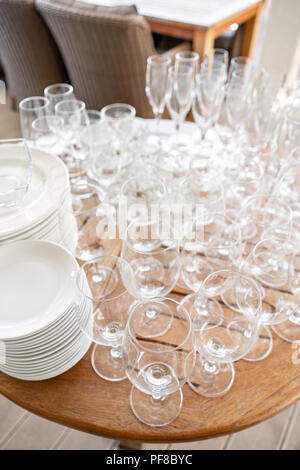 Sauberen Teller, Gläser und Besteck auf Holztisch. Catering Set-up für die Veranstaltung vorbereitet zu beginnen. ervice Bereich der Kellner im Restaurant. Stockfoto