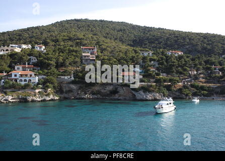 Ein Blick auf die felsige Küste der Insel Agistri. Es ist in den Saronischen Golf, und nur 1 Stunden segeln auf der Fähre von Piräus, Griechenland Stockfoto