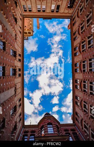 Alte antike hölzerne Tür aus einer früheren Ära. Stettin. Stockfoto