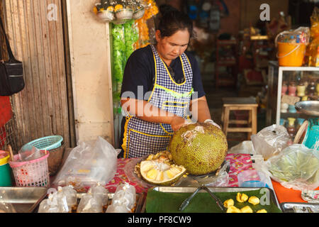 FoodTravel und Gastronomie Touristik: Leute segeln tropischen jackfruit Obst auf dem lokalen Markt in Thailand Stockfoto