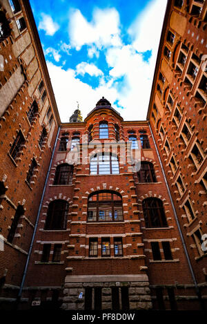 Alte antike hölzerne Tür aus einer früheren Ära. Stettin. Stockfoto
