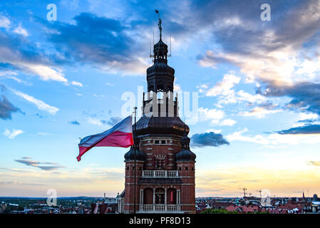 Provincial Office Tower auf Haken Terrasse in Stettin mit der polnischen Flagge. Stockfoto