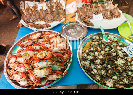 Frische Meeresfrüchte und Thaifood in traditioneller Markt in Thailand Stockfoto