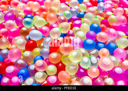Bunte Luftballons mit Wasser gefüllt. Textur von bunten Luftballons mit Wasser gefüllt. Stockfoto