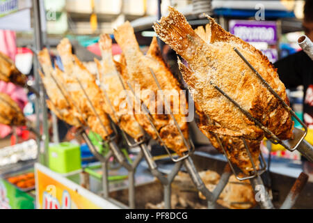 FoodTravel: gegrillter Fisch auf dem Grill im Freien Markt in Asien Stockfoto