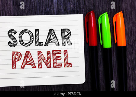 Wort schreiben Text Solar Panel. Business Konzept für die Sonnenstrahlen Quelle von Energie erzeugenden Notebook Papier farbige Markierungen Holz- ba aufnehmen Stockfoto