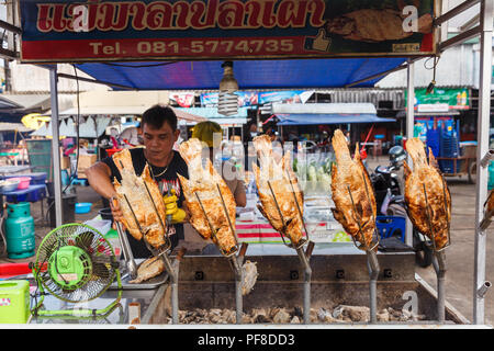 FoodTravel: gegrillter Fisch auf dem Grill im Freien Markt in Asien Stockfoto