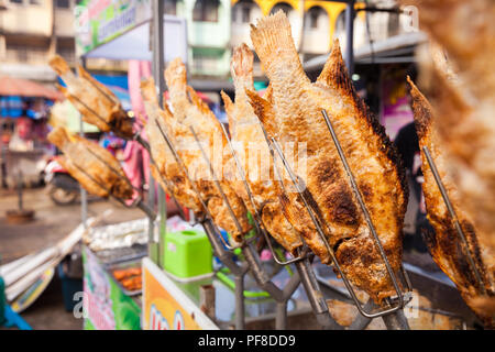 FoodTravel: gegrillter Fisch auf dem Grill im Freien Markt in Asien Stockfoto