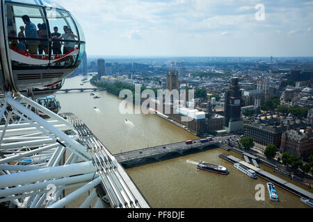 London/Großbritannien - 26. Juli 2018: Die Ansicht von London über die Themse Blick vom London Eye auf der South Bank Stockfoto