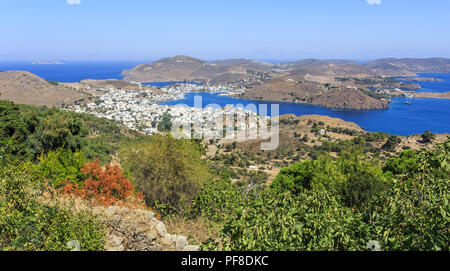 Die griechische Insel Patmos ich - als heilig, weil hier als St. John beschrieben Vision der Apokalypse. Panorama & Hafen Skala von St. John Kloster gesehen Stockfoto