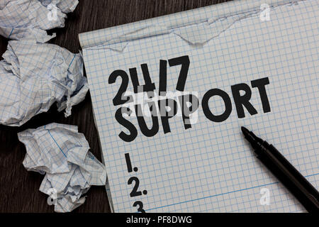 Text Zeichen angezeigt 24 7 unterstützen. Konzeptionelle foto Hilfeleistung ganzen Tag und Nacht keine Ausfallzeiten Marker über Notebook Service zerknittertes Papier rip Stockfoto