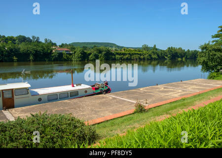 Saint-Sylvestre-sur-Lot, Frankreich - Juni 2018 20: Blick über den Fluss zu Port de Penne, alten Fluss Hafen für historische Penne d'Agenais, Lot-et-Garonne, Frankreich Stockfoto