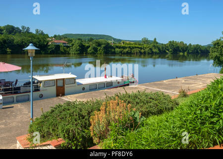 Saint-Sylvestre-sur-Lot, Frankreich - Juni 2018 20: Blick über den Fluss zu Port de Penne, alten Fluss Hafen für historische Penne d'Agenais, Lot-et-Garonne, Frankreich Stockfoto