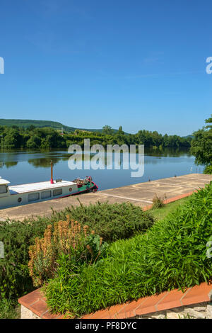 Saint-Sylvestre-sur-Lot, Frankreich - Juni 2018 20: Blick über den Fluss zu Port de Penne, alten Fluss Hafen für historische Penne d'Agenais, Lot-et-Garonne, Frankreich Stockfoto