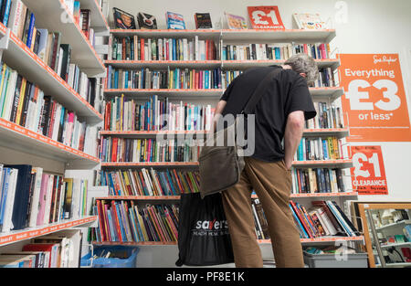 Bücher in Sue Ryder Charity Shop. Großbritannien Stockfoto