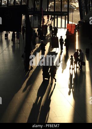 Silhouetten der Reisenden Hintergrundbeleuchtung in der Halle der Satolas Bahnhof in Lyon. Frankreich Stockfoto