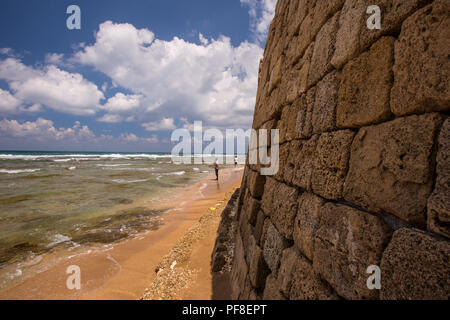 Fischer im Mittelmeer am Fuße der Morgen Festung. Akko, Israel Stockfoto