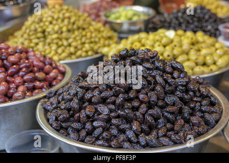 Oliven in verschiedenen Arten und Farben in einem Markt fotografiert in Tel Aviv, Israel Abschaltdruck Stockfoto