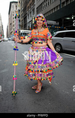 Eine Frau aus Gujarat trägt Ihr einheimischen ethnischen Moden an der Indien Day Parade 2018 in New York City. Stockfoto