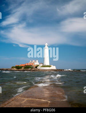 Str. Marys Leuchtturm an der Northumbrian Küste nahe der Stadt von Whitley Bay, England. Der Leuchtturm wurde im Jahr 1898 fertiggestellt und blieb in Betrieb Stockfoto