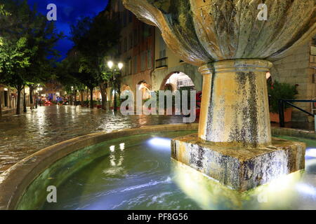 Aux Aires bei Nacht, Grasse, Alpes Maritimes, Côte d'Azur, Frankreich, Europa Stockfoto