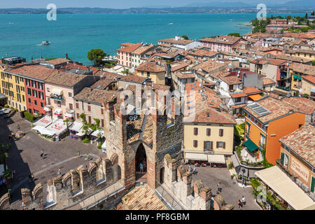 Blick von der Burg auf die Stadtmauern der mittelalterlichen Stadt Sirmione am Ufer des Gardasees in Italien. Stockfoto