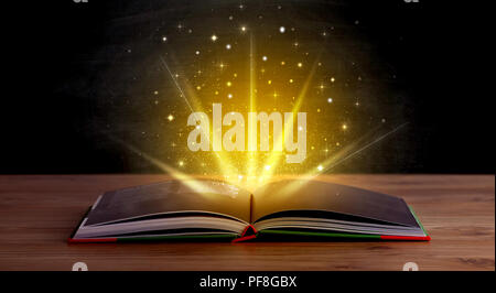 Gelbe Leuchten und Funkeln aus einem offenen Buch Stockfoto