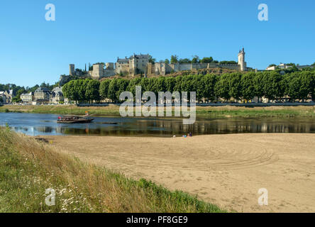 Chinon, Indre-et-Loire, Frankreich - 26. Juni 2018: Das Chateau in Chinon, auf einem Hügel über dem Fluss Vienne an einem sonnigen Nachmittag Anfang Sommer, Indre-et-Loire, Frankreich Stockfoto