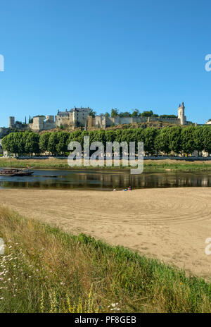 Chinon, Indre-et-Loire, Frankreich - 26. Juni 2018: Das Chateau in Chinon, auf einem Hügel über dem Fluss Vienne an einem sonnigen Nachmittag Anfang Sommer, Indre-et-Loire, Frankreich Stockfoto